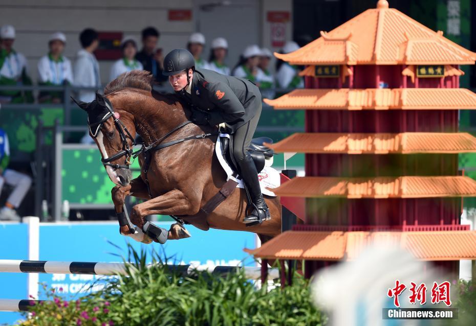 武漢ミリタリーワールドゲームズ馬術(shù)障害 男女の別なく同じ試合で競う