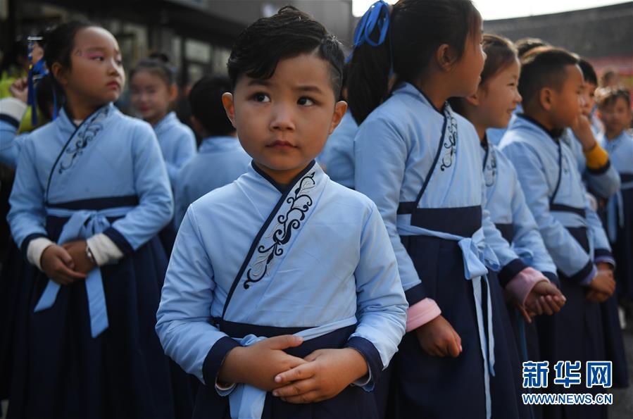 漢服姿で漢服カーニバルのパレードに參加する男の子（10月19日撮影?陶明）。