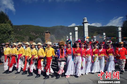 世界中から集まったカップル66組が「瀘沽湖で愛(ài)を誓う」イベント