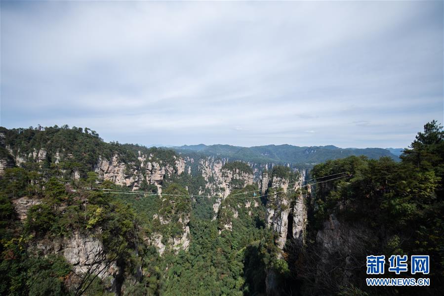 見るだけでゾゾッ！張家界の絶壁で綱渡りスポーツ國際大會　湖南省