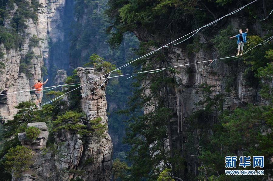 見(jiàn)るだけでゾゾッ！張家界の絶壁で綱渡りスポーツ國(guó)際大會(huì)　湖南省