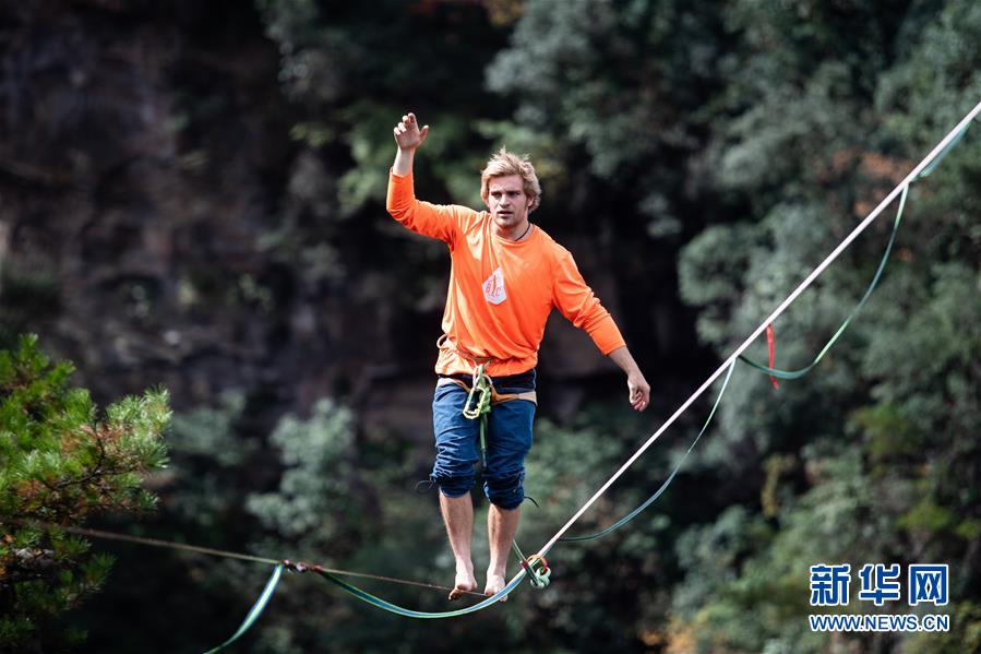 見るだけでゾゾッ！張家界の絶壁で綱渡りスポーツ國際大會　湖南省