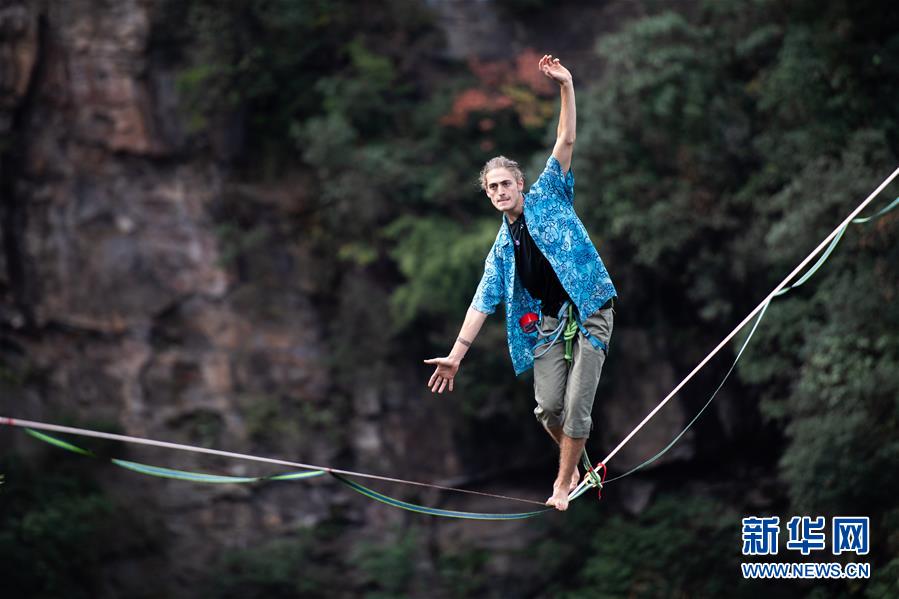 見るだけでゾゾッ！張家界の絶壁で綱渡りスポーツ國際大會(huì)　湖南省