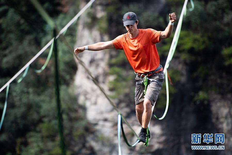 見るだけでゾゾッ！張家界の絶壁で綱渡りスポーツ國際大會(huì)　湖南省