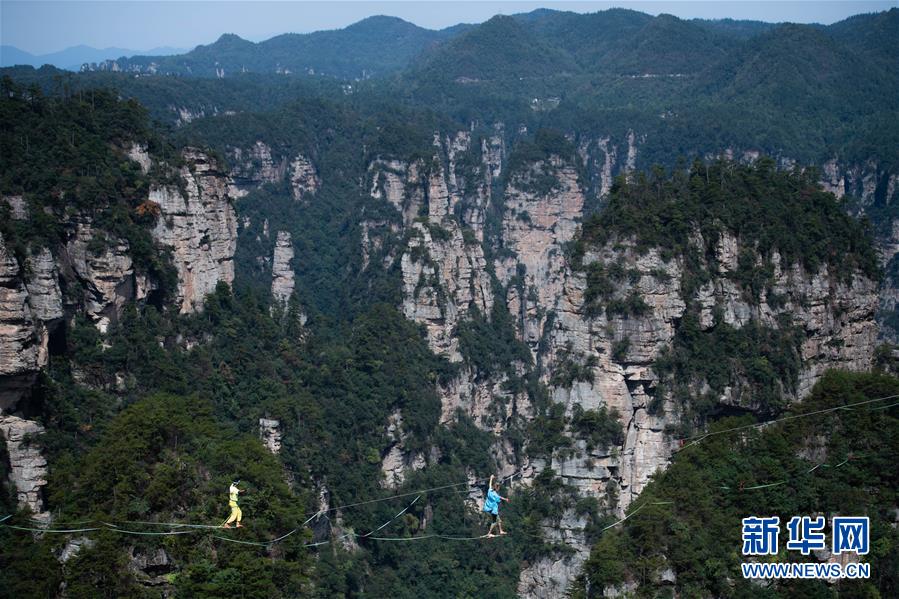 見(jiàn)るだけでゾゾッ！張家界の絶壁で綱渡りスポーツ國(guó)際大會(huì)　湖南省