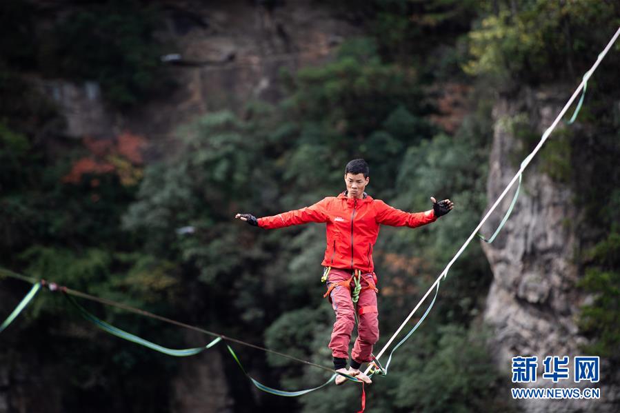 見るだけでゾゾッ！張家界の絶壁で綱渡りスポーツ國際大會　湖南省