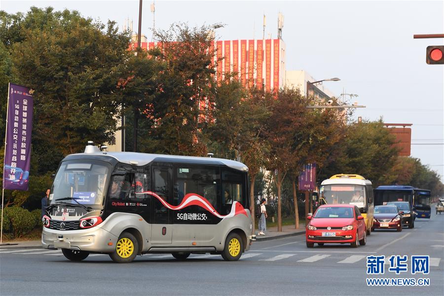 公道を走行する「5G自動(dòng)マイクロバス」のモデル路線開通　浙江省烏鎮(zhèn)
