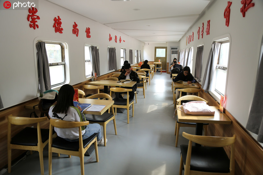 旅行気分で読書を楽しめる？鉄道車両を利用した「ブックバー」　河南省