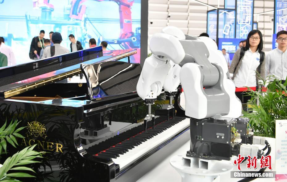 「インターネットの光」博覧會(huì)でAIが來(lái)場(chǎng)者を魅了　浙江省