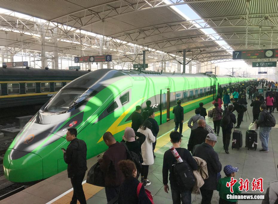 高速鉄道復(fù)興號(hào)の新型車両「緑巨人」が中國東北地區(qū)に初登場　吉林省