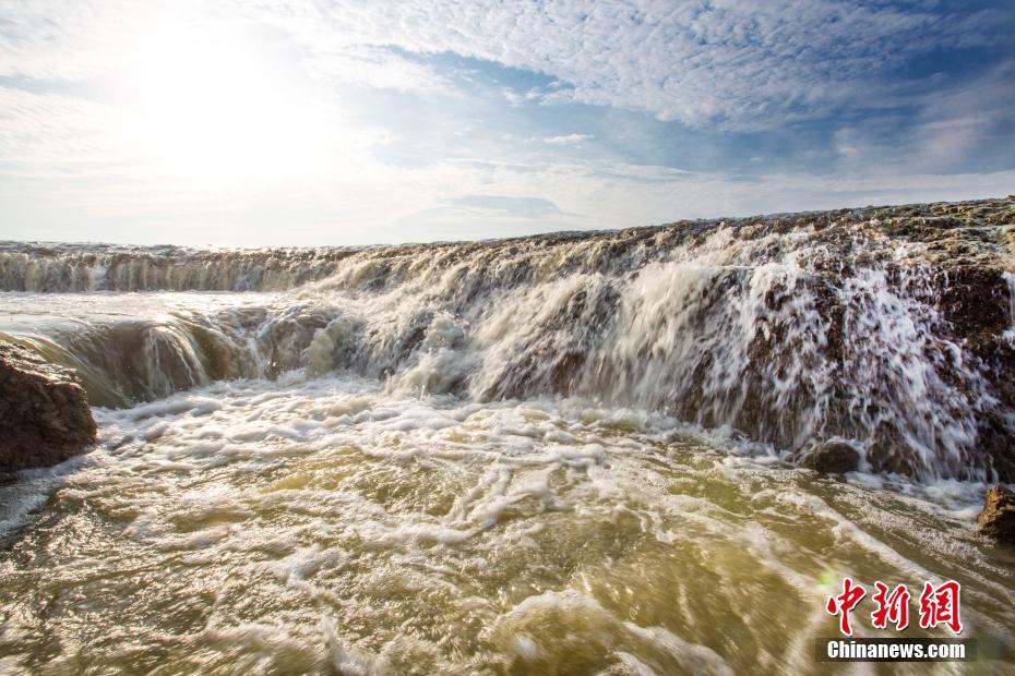 濕地帯に現(xiàn)れた「滔々と流れ落ちる滝」　江西省
