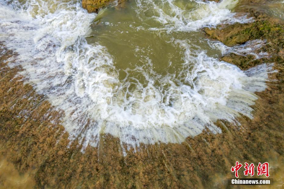 濕地帯に現(xiàn)れた「滔々と流れ落ちる滝」　江西省