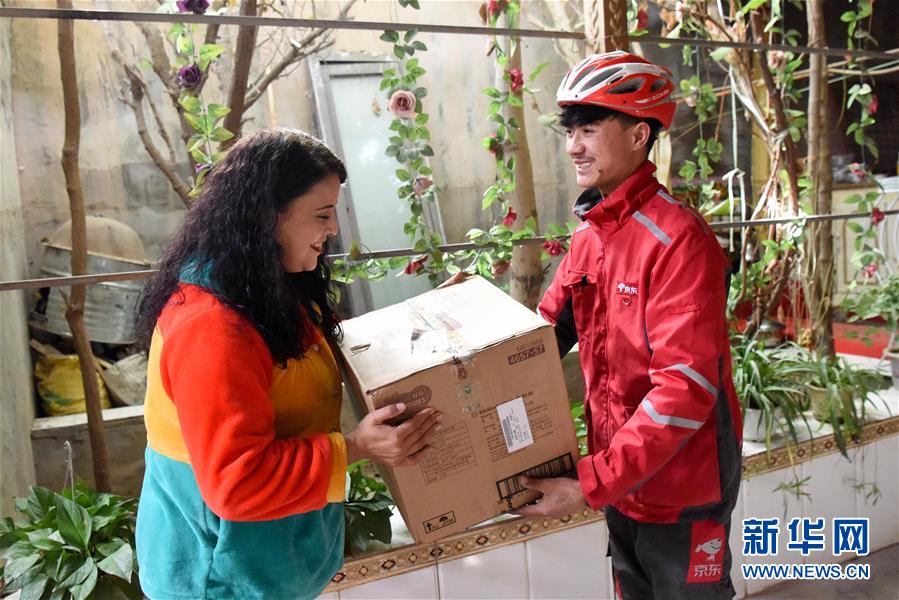 自らの努力で貧困脫卻を果たした宅配員　新疆