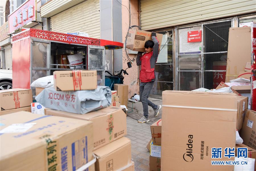 新疆疏勒県の配送所で、荷物を運(yùn)ぶ宅配員の安外爾?艾合麥提さん（10月23日撮影?丁磊）。