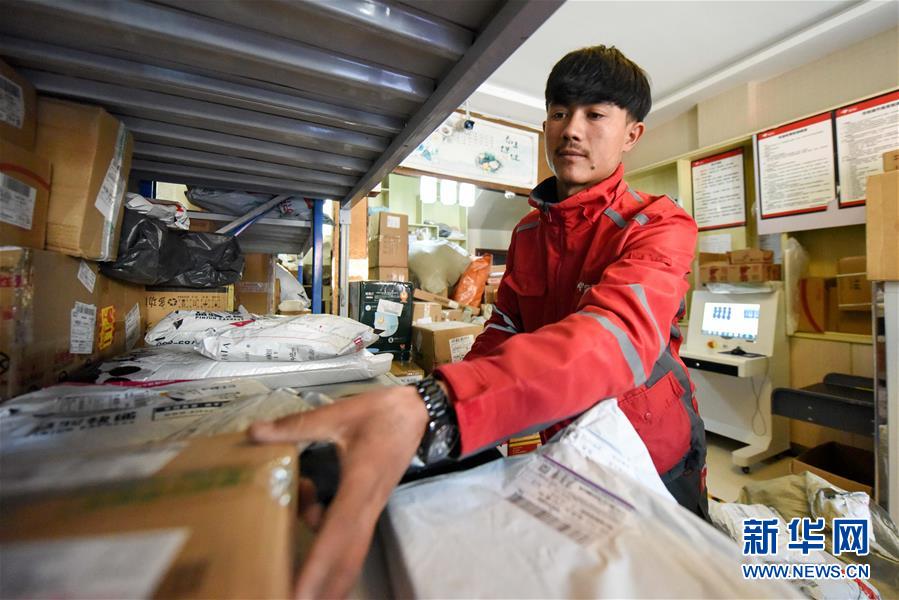 自らの努力で貧困脫卻を果たした宅配員　新疆