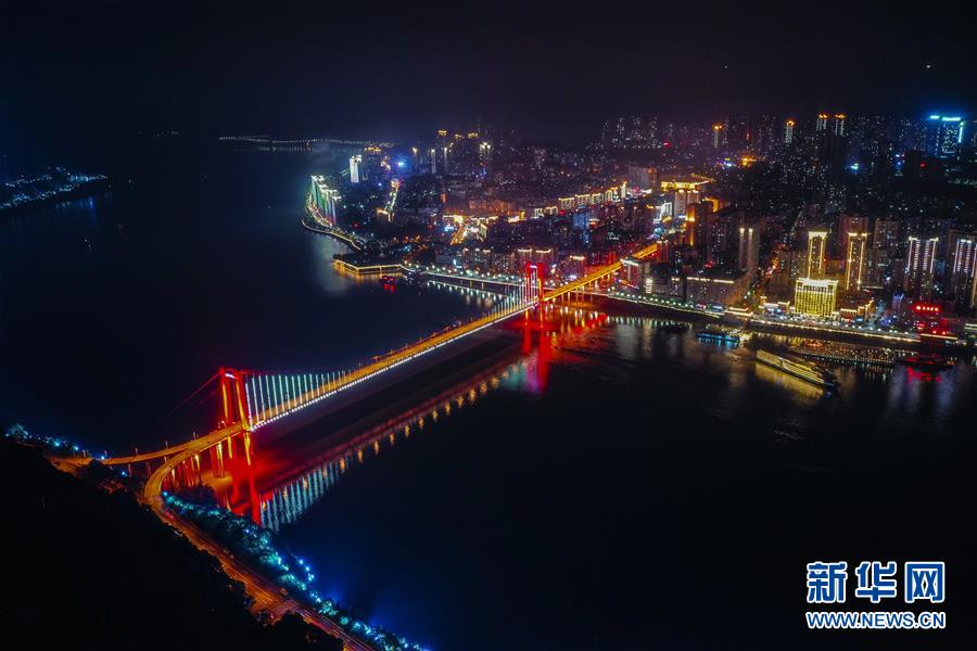 三峽ダムの美しい夜景（10月22日ドローンで撮影?劉潺）。