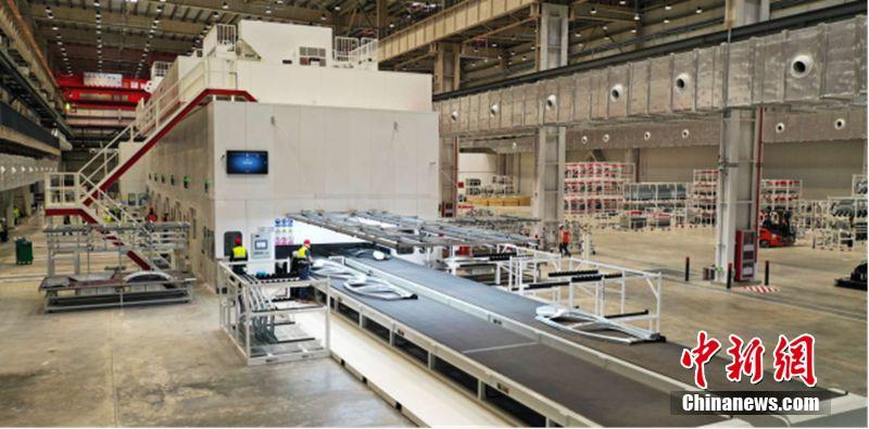 テスラが上海工場(chǎng)で試作車の生産開始　工場(chǎng)內(nèi)の寫真も初公開