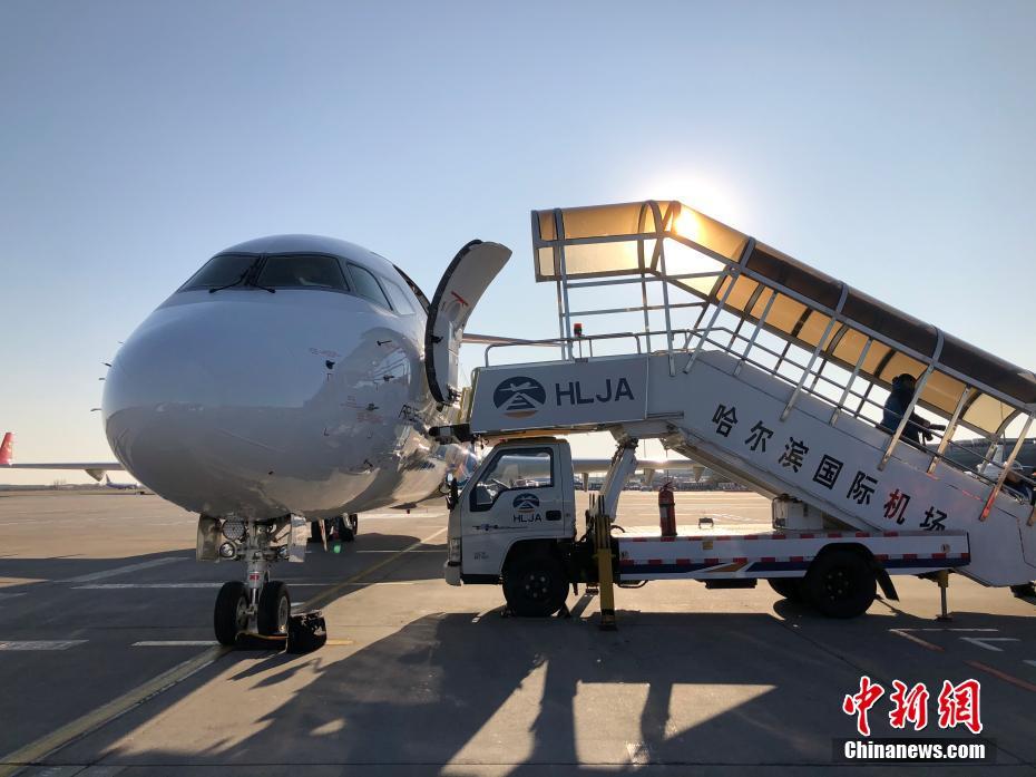 中國(guó)の國(guó)産リージョナルジェット機(jī)ARJ21が初の國(guó)際路線飛行に成功