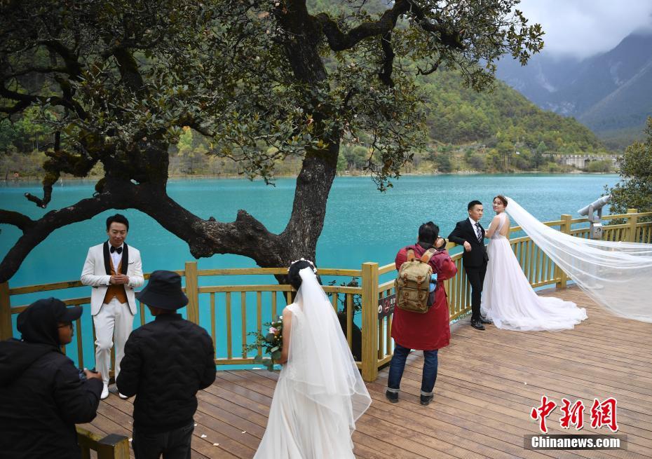 ウエディングフォトに人気！雲(yún)南省麗江の藍(lán)月谷