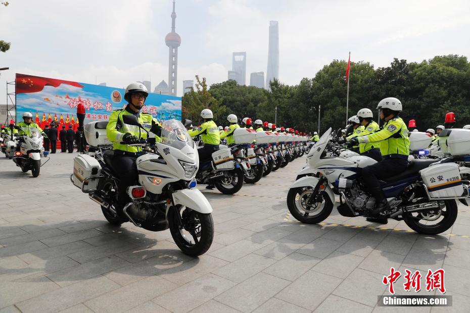 上海市の交通警察バイク隊(duì)「鉄騎隊(duì)」が出動(dòng)式