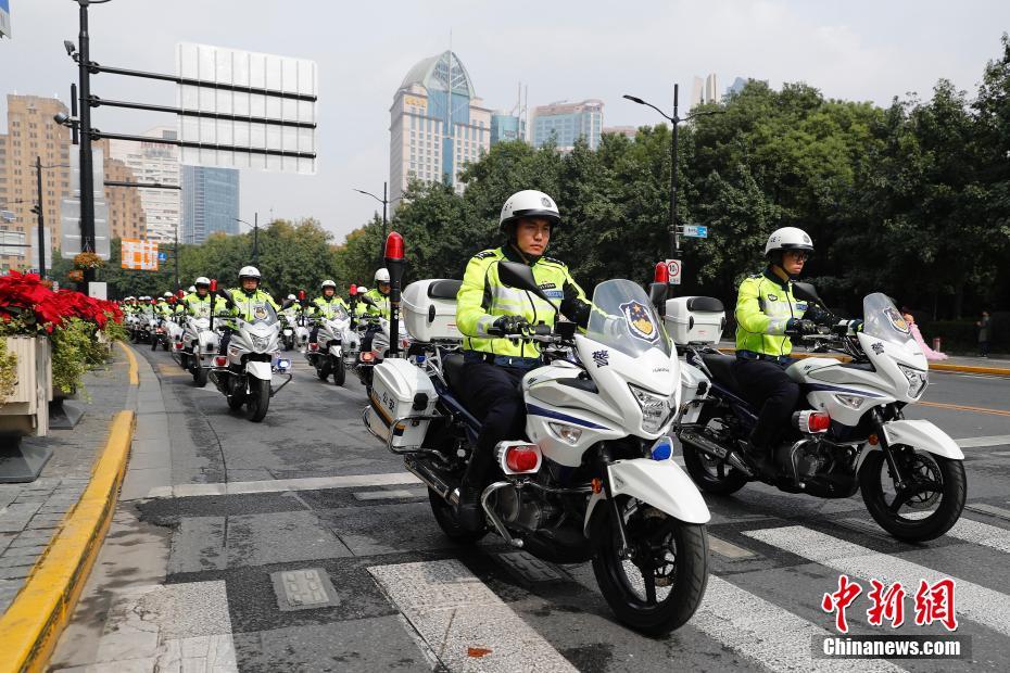 上海市の交通警察バイク隊「鉄騎隊」が出動式