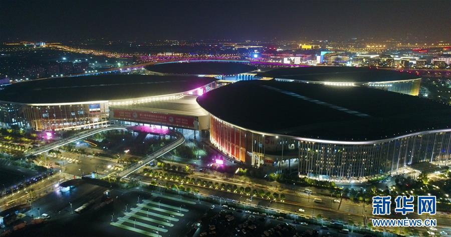 輸入博開幕間近！夜の上海に光放つ國家エキシビションセンター