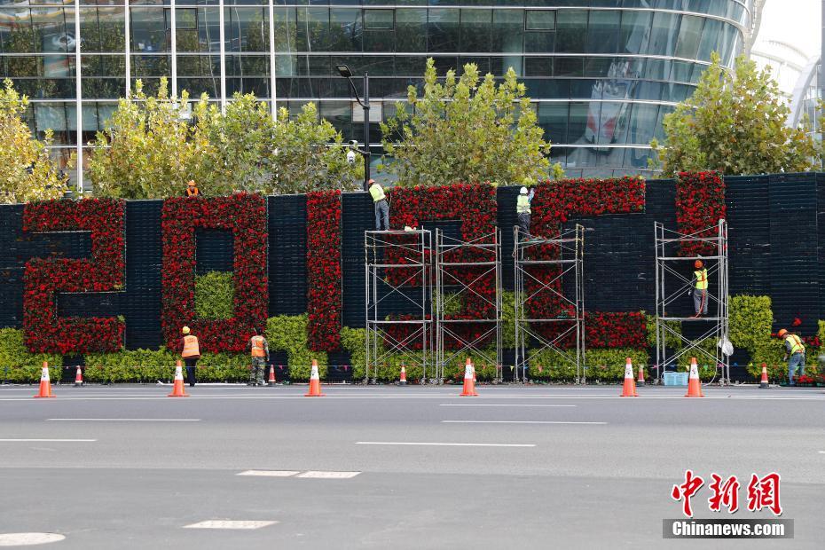 第2回輸入博覧會の開幕控え急ピッチで進(jìn)む會場設(shè)営作業(yè)　上海