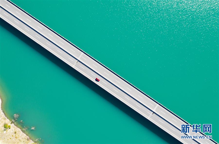ラサとニンティ結(jié)ぶ拉林ハイグレード公路の「最も美しい大橋」