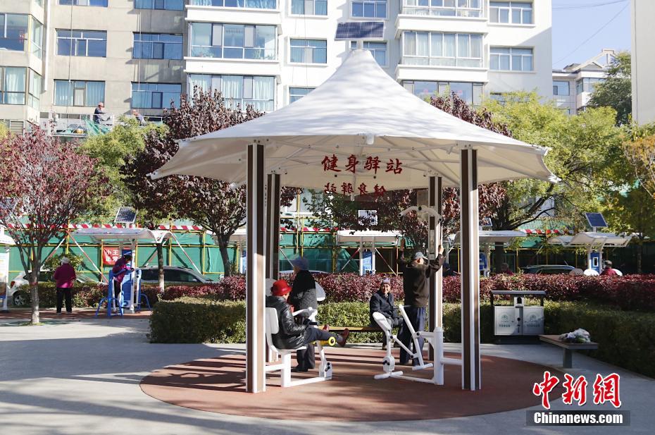 地元で人気の「太陽(yáng)光スマートフィットネスステーション」　青海省