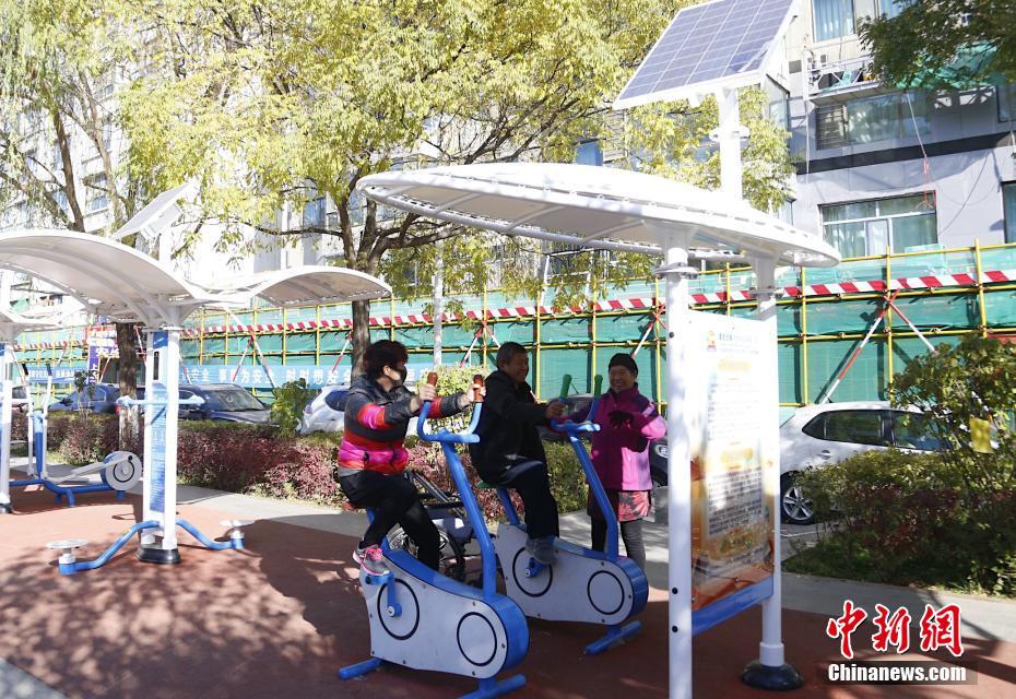 地元で人気の「太陽(yáng)光スマートフィットネスステーション」　青海省