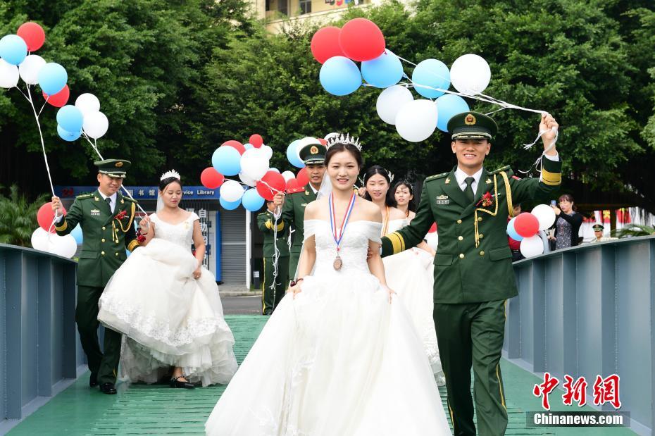 福建海警局で行われたロマンチックな合同結婚式の様子（撮影?曽文）。 