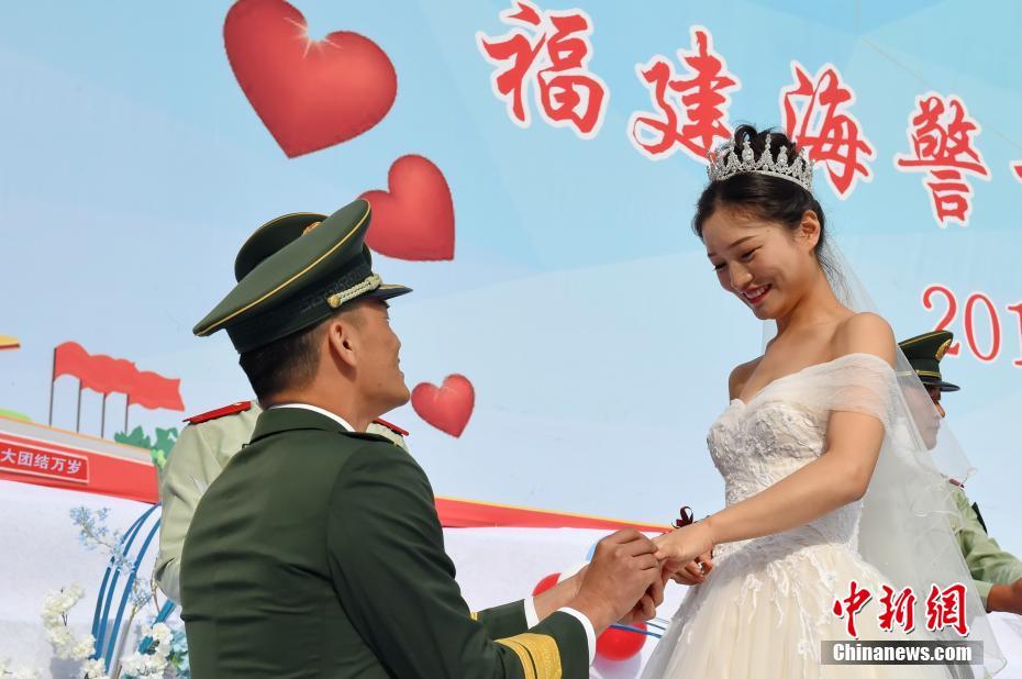海警局で愛を誓う！ロマンチックな合同結(jié)婚式　福建省