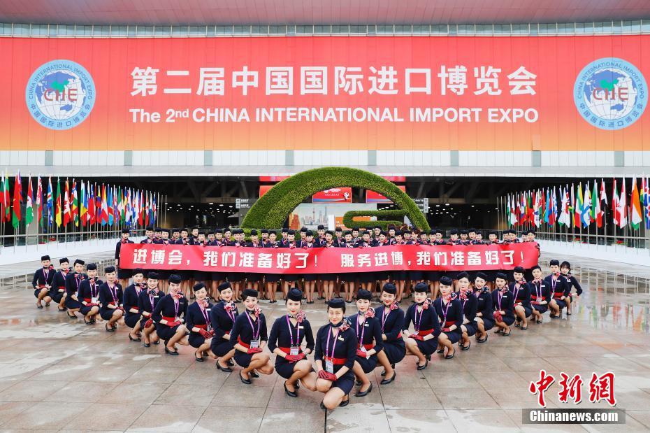 美しきボランティア！東方航空のCAが第2回輸入博に貢獻(xiàn)　上海