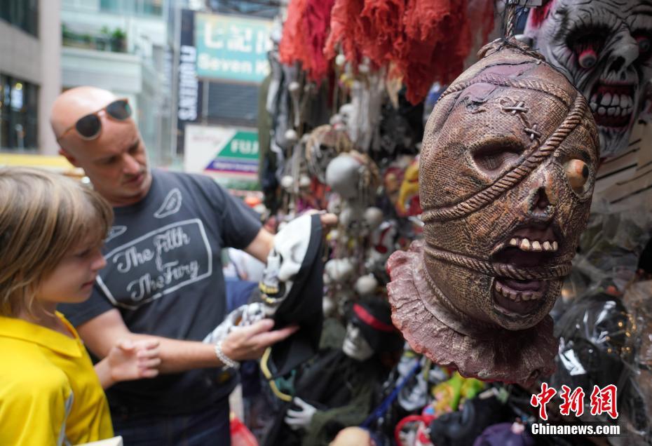 ハロウィングッズを買い求める人々集まる香港地區(qū)のポッティンジャー?ストリート