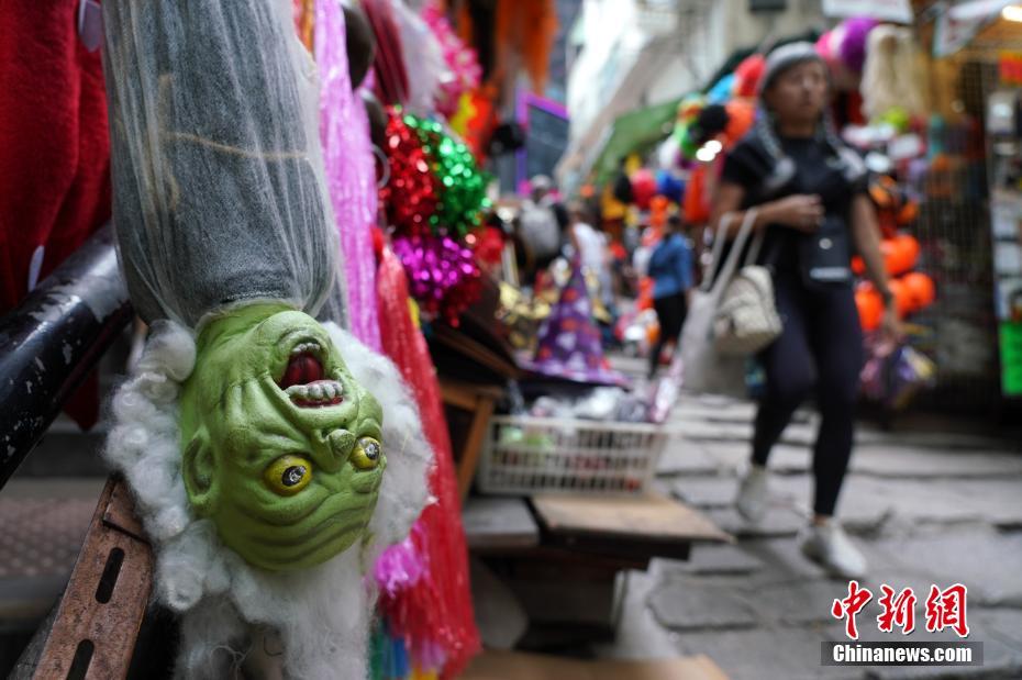 ハロウィングッズを買(mǎi)い求める人でにぎわう香港地區(qū)のポッティンジャー?ストリート（撮影?張煒）。