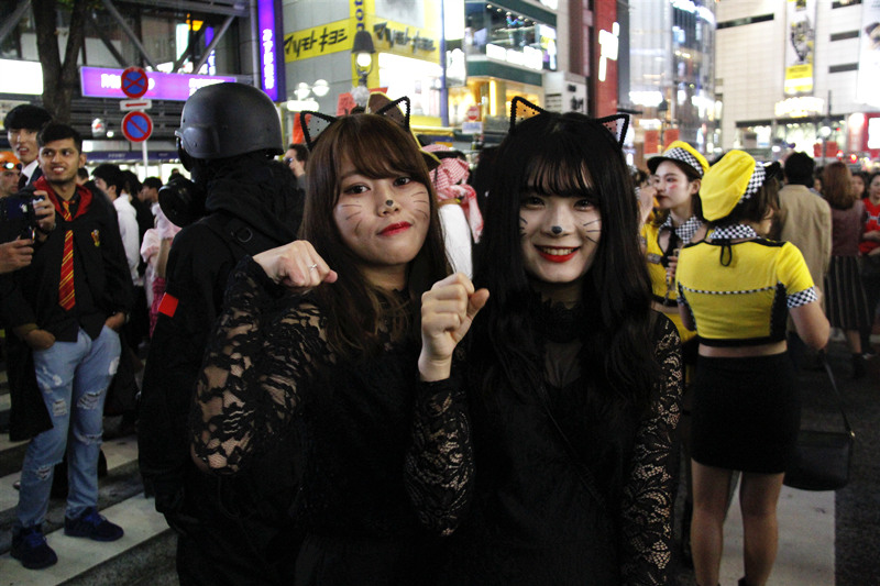 仮裝した人々で混雑するハロウィンの渋谷、9人が逮捕