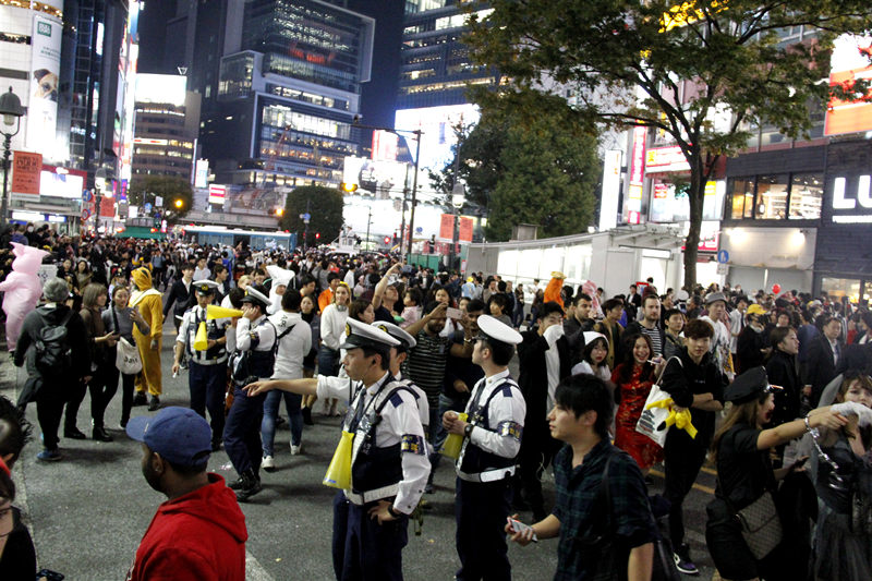 仮裝した人々で混雑するハロウィンの渋谷、9人が逮捕