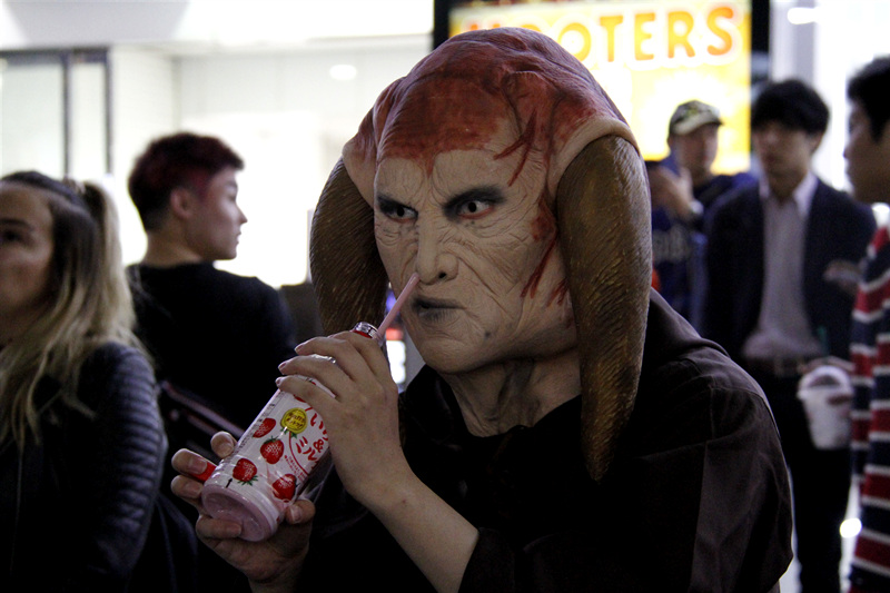 仮裝した人々で混雑するハロウィンの渋谷、9人が逮捕