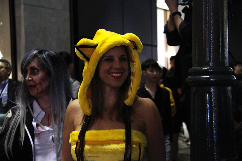 仮裝した人々で混雑するハロウィンの渋谷、9人が逮捕