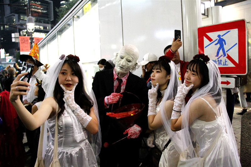 仮裝した人々で混雑するハロウィンの渋谷、9人が逮捕