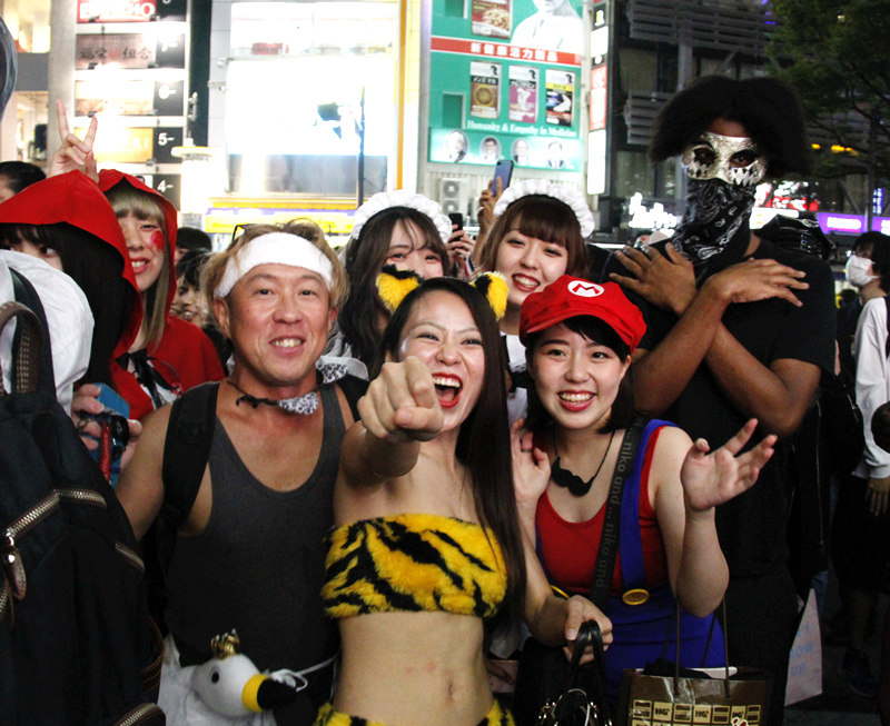 仮裝した人々で混雑するハロウィンの渋谷、9人が逮捕