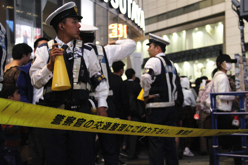 仮裝した人々で混雑するハロウィンの渋谷、9人が逮捕