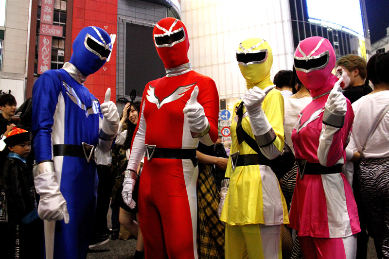 仮裝した人々で混雑するハロウィンの渋谷、9人が逮捕