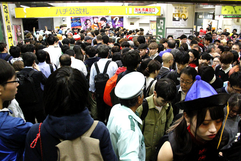 仮裝した人々で混雑するハロウィンの渋谷、9人が逮捕