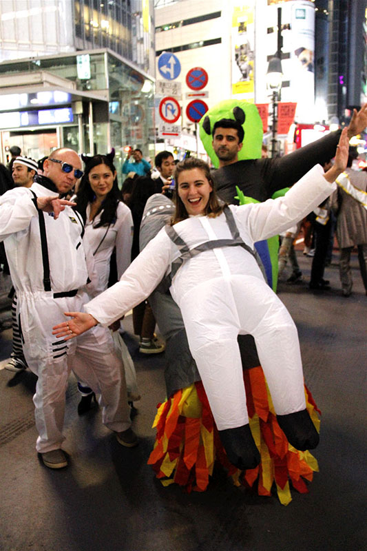 仮裝した人々で混雑するハロウィンの渋谷、9人が逮捕