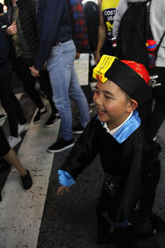 仮裝した人々で混雑するハロウィンの渋谷、9人が逮捕