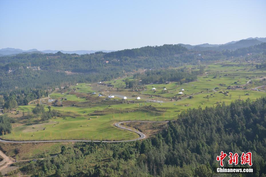 土砂崩れでできた斜面を観光スポットに　四川省達(dá)州市