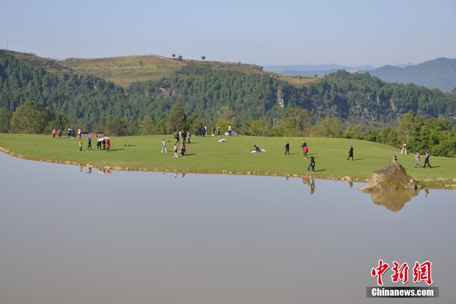 土砂崩れでできた斜面を観光スポットに　四川省達(dá)州市