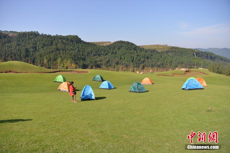 土砂崩れでできた斜面を観光スポットに　四川省達(dá)州市