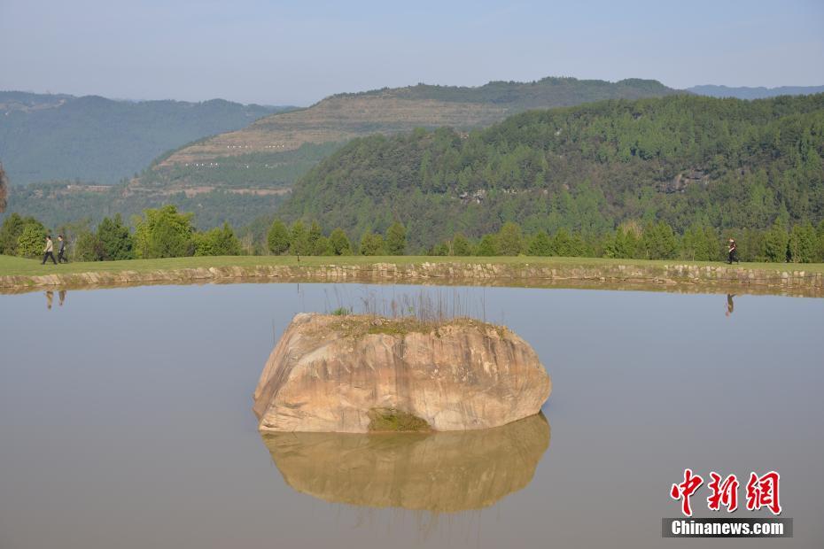 土砂崩れでできた斜面を観光スポットに　四川省達(dá)州市